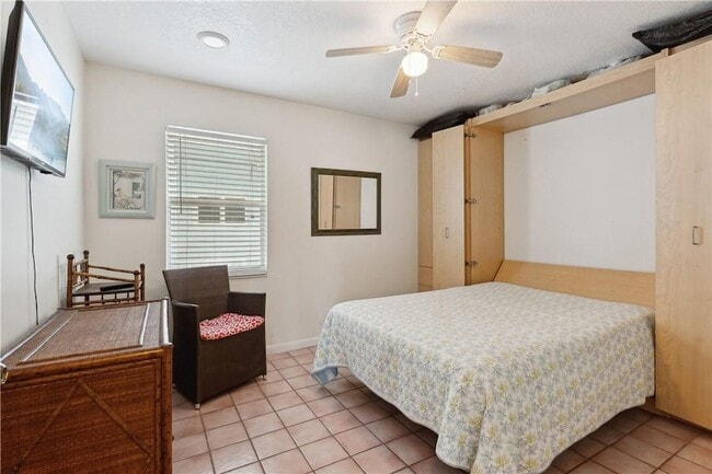 Building Photo - 301 Van Buren St