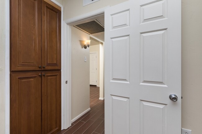 Building Photo - 1646 E Indianola Ave