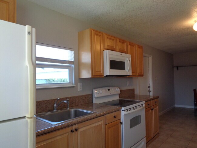 Building Photo - 3601 Lakewood Rd