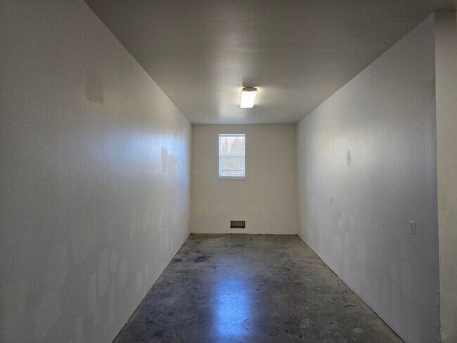 Building Photo - 132 SW Avery Ave
