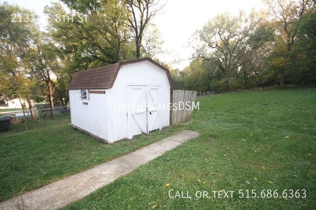 Building Photo - Large 3 bedroom 2 bath home with attached ...