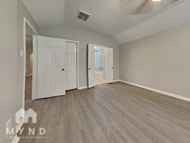 Building Photo - 7014 Crescent Moon Dr