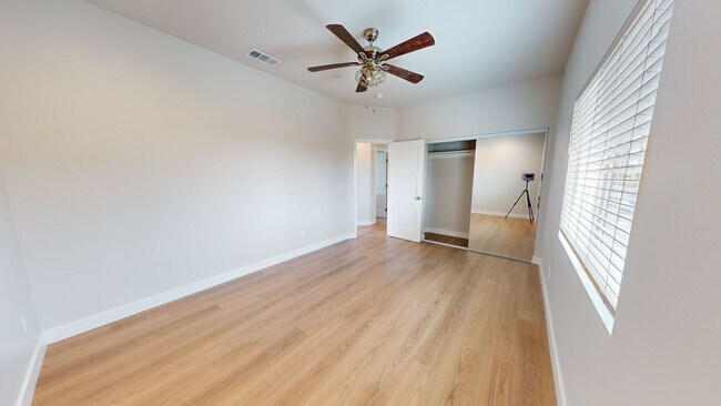 Building Photo - Move-in Special $500 Off*