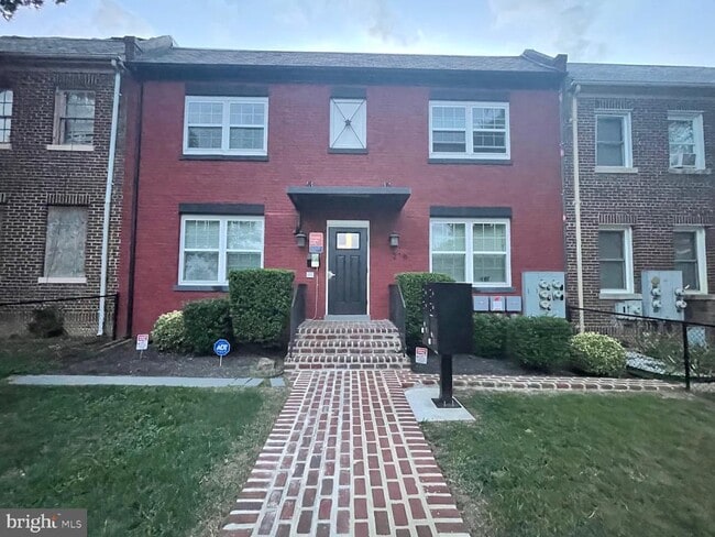 Building Photo - 216 21st St NE