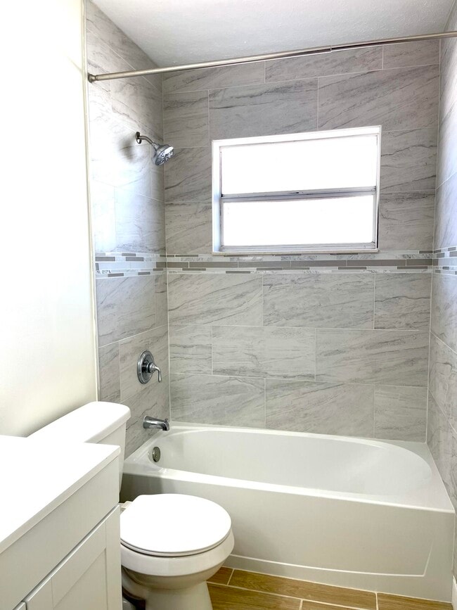 Building Photo - 5753 SE Mercedes Ave