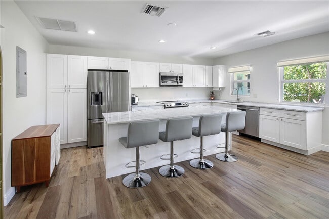 Building Photo - 211 SE 16th Ave