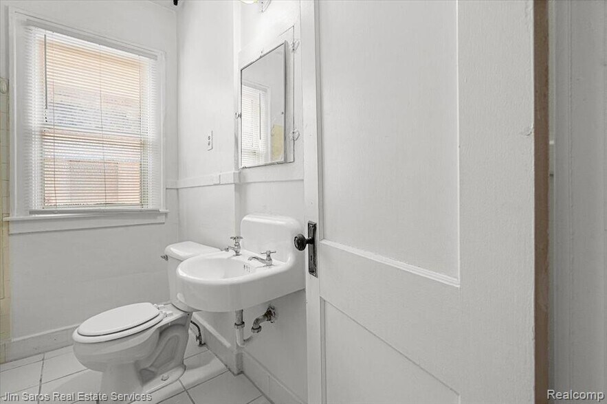 Building Photo - 981 Beaconsfield Ave