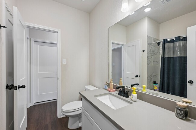 Building Photo - 716 Killam Dr