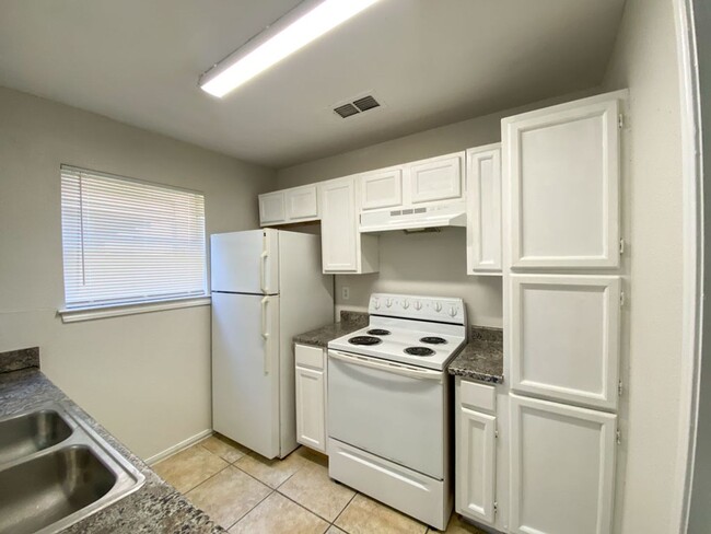 Building Photo - $300 OFF 1ST MONTH RENT IF YOU MOVE IN WIT...