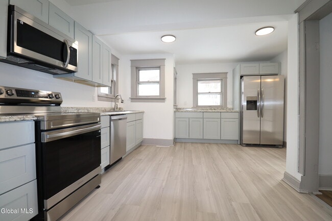 Building Photo - 442 Plymouth Ave