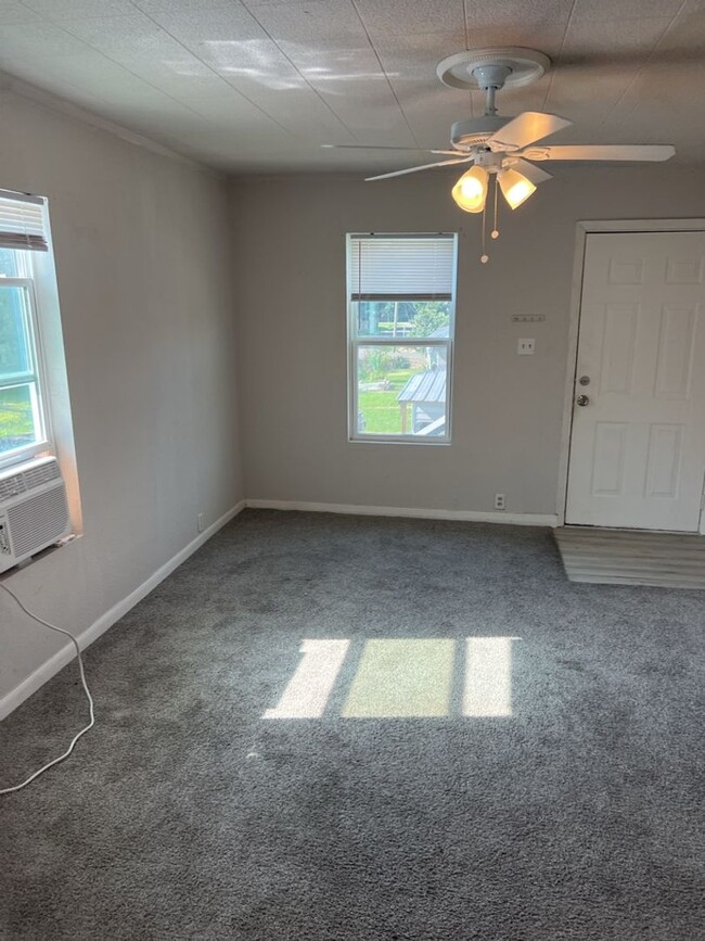 Building Photo - Cozy two Bedroom One Bath- Ask about the N...