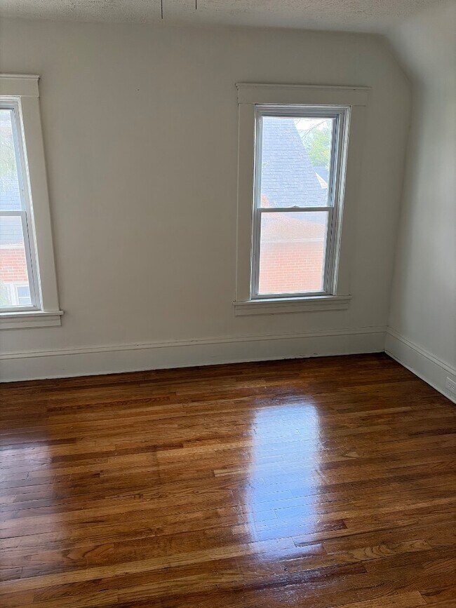 Building Photo - 1541 E 212th St