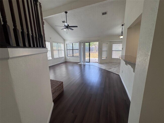Building Photo - 306 Applewood Dr