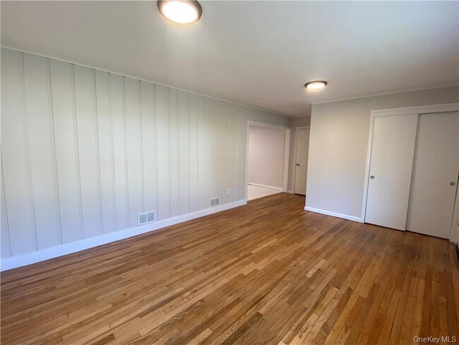 Building Photo - 18 Mountain Rd