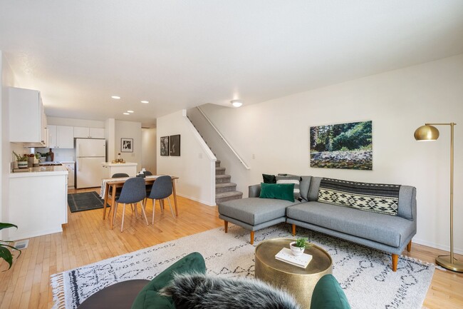 Building Photo - Spacious Cathedral Park Townhouse with Private Yard & Garage