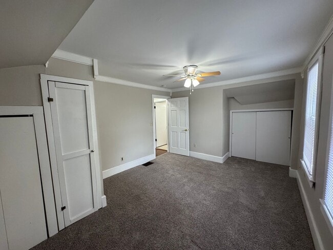 Building Photo - Charming 2 Bed, 1.5 Bath House with Ample ...