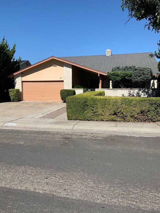 Primary Photo - 1927 Chaparral Way