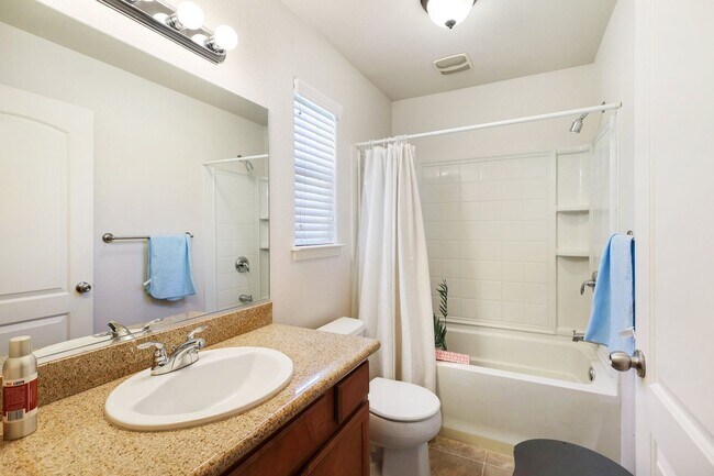 Building Photo - *MOVE IN SPECIAL: $500 OFF FIRST MONTH RENT* 3 BED 2.5 BATH TOWNHOME IN THE VILLAGES OF SHASTA VI...