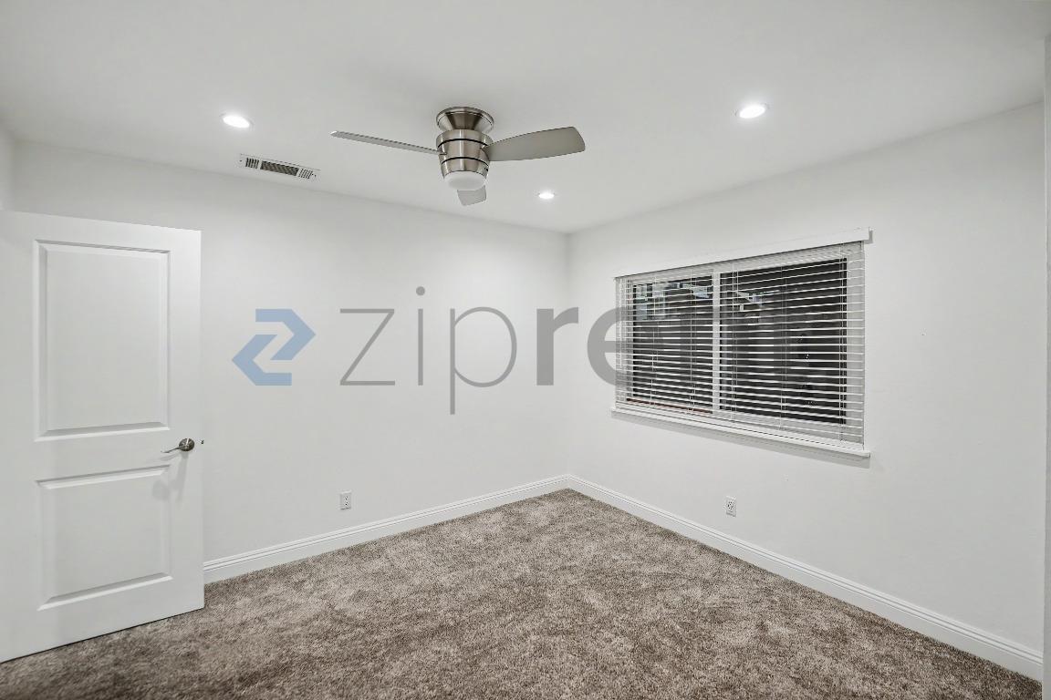Building Photo - Unit
