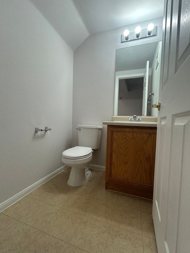 Building Photo - Beautiful Henderson Town Home
