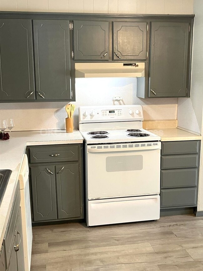 Building Photo - 1706 Surrey Pl