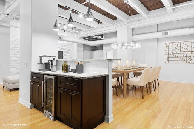 Building Photo - 312 N May St