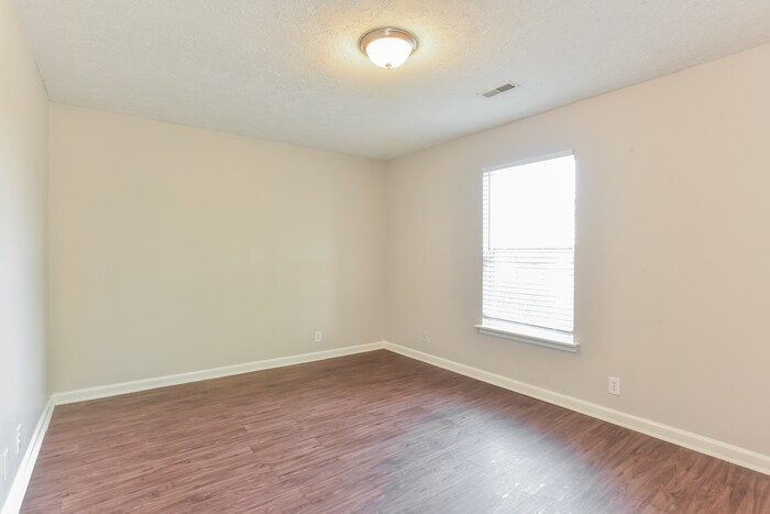 Building Photo - 956 Tom Hailey Blvd