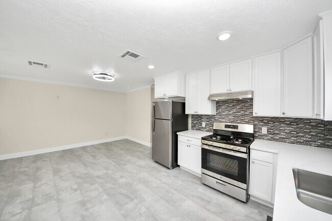 Building Photo - 7066 Villa Dr