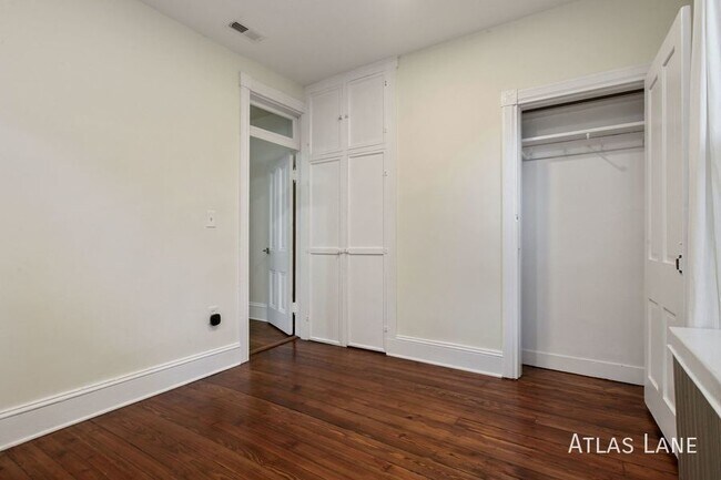 Building Photo - Professionally Managed & Recently Renovate...