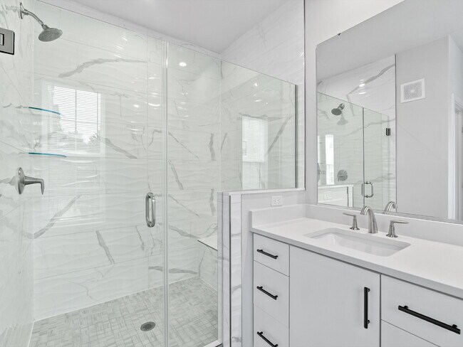 Building Photo - "Modern Living Awaits: Spacious 2-Bed, 2.5-Bath Townhouse in the Heart of McLean!"