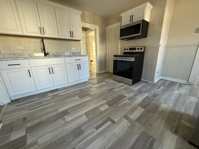 Building Photo - 68 Ash St