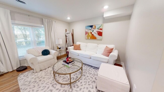 Building Photo - AVAILABLE NOW- SUBLEASE Short distance to Downtown Auburn--One of Kind Home on Sherwood Dr in Auburn