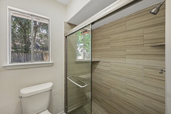 Building Photo - 2326 Turtle Creek Dr