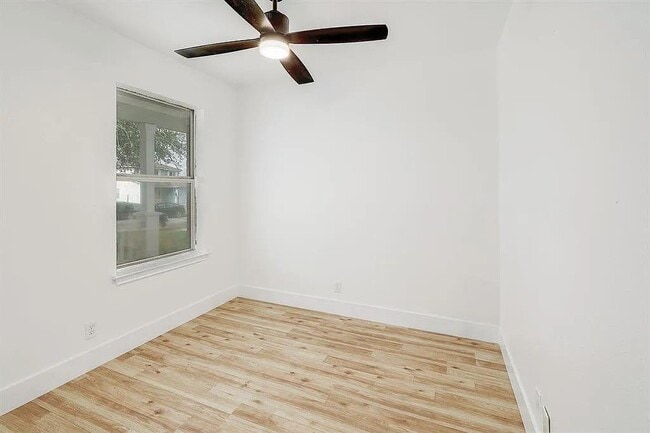 Building Photo - 16816 Jaron Dr