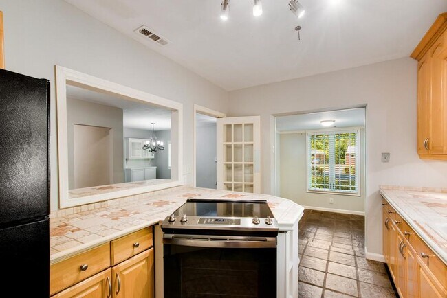 Building Photo - 1243 Spring Valley Ln NE