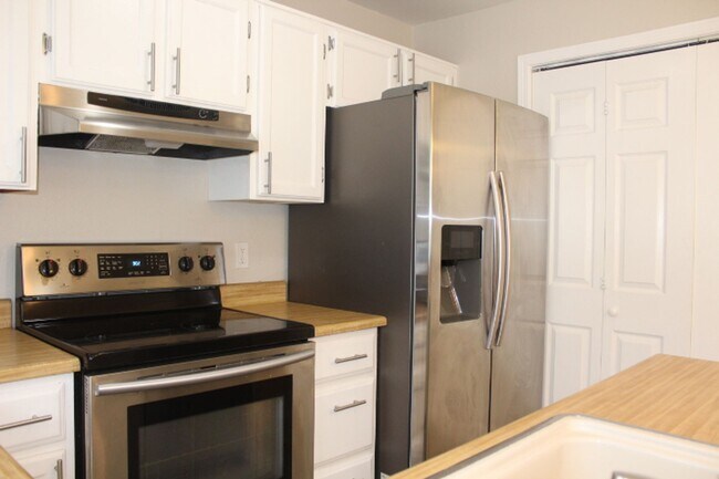 Building Photo - Dakota Station - 2 BR/1 BA Condo!