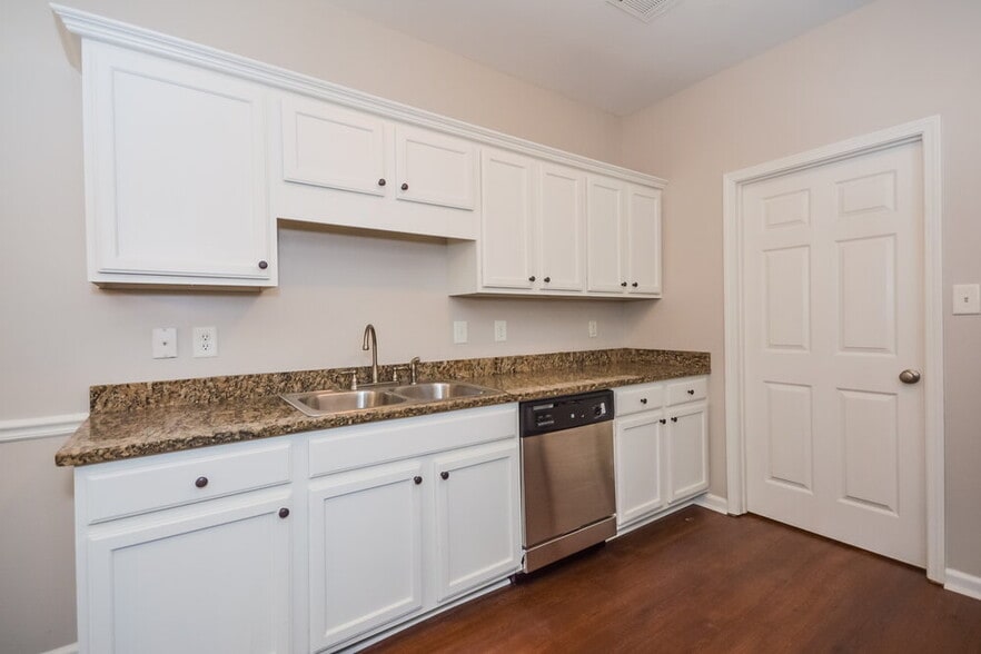 Building Photo - 5040 Pioneer Pkwy