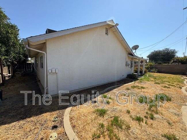Building Photo - 473 W Deodar Ln