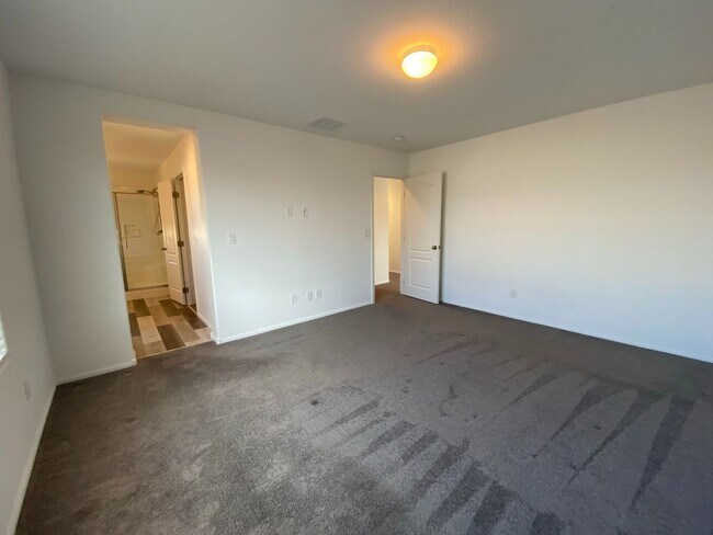 Building Photo - Gorgeous Home in Gated Community!