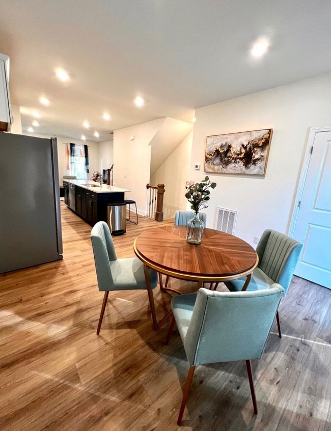Building Photo - Room in Townhome on Judson Ave