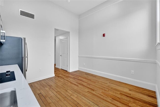 Building Photo - 1624 Lonsdale Ave