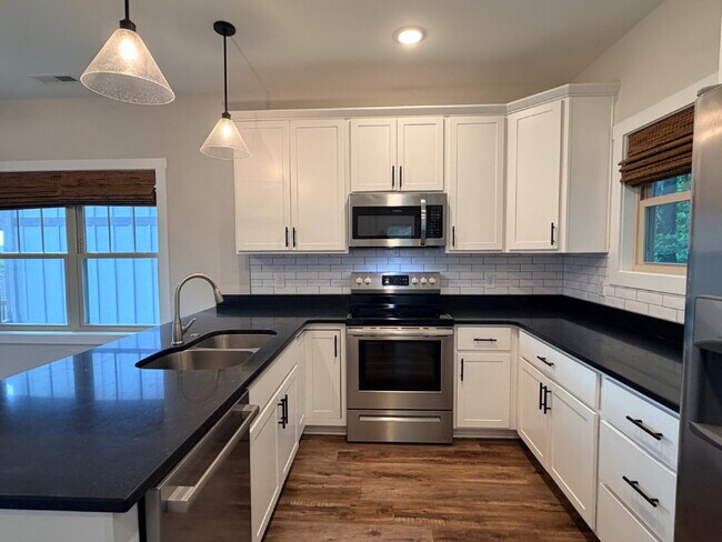 Building Photo - 2 Bed/2.5 Bath Home for Rent in Weaverville, NC
