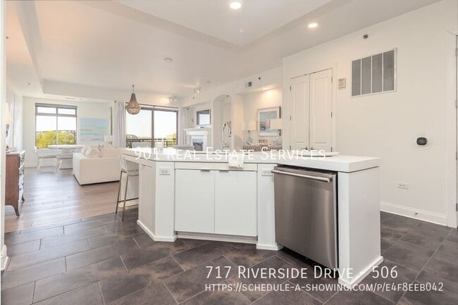 Building Photo - 717 Riverside Dr