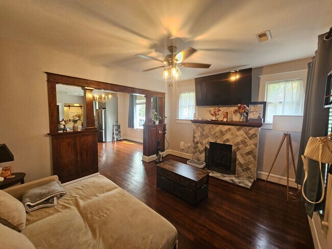 Building Photo - 3000 Peronne Ave