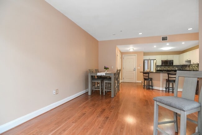 Building Photo - 614 Pond St