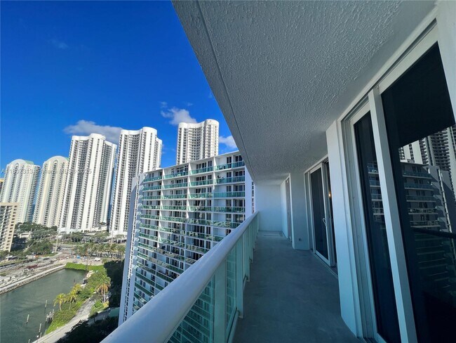 Building Photo - 100 Bayview Dr