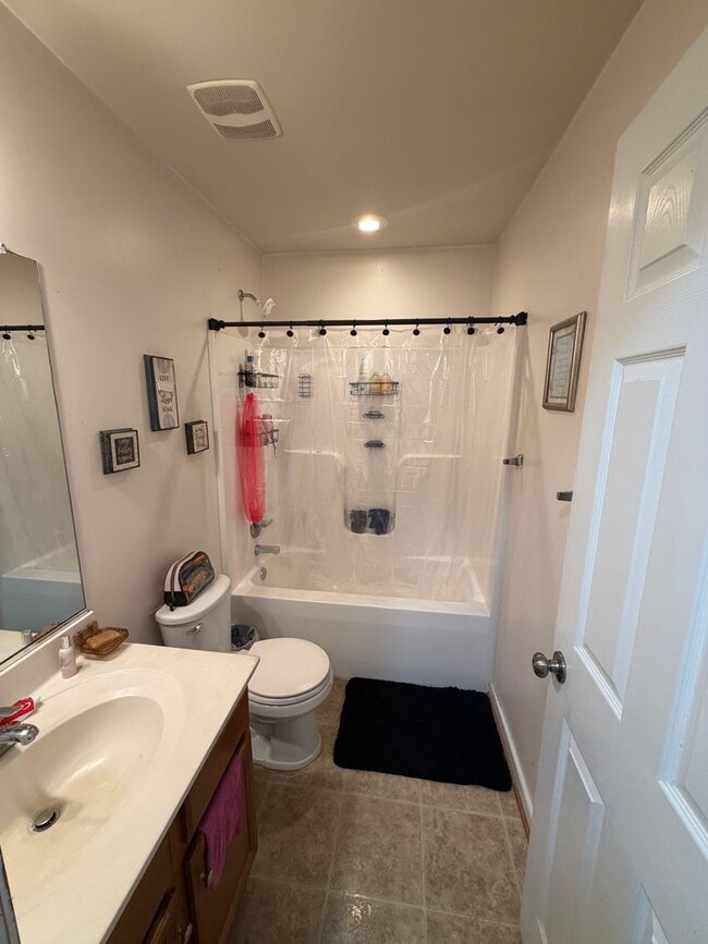 Building Photo - 3 Bdrm/2.5 Bth Home Located Close to I-95