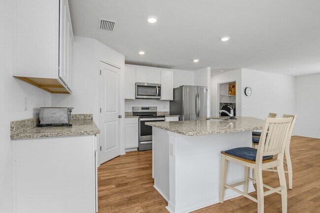 Building Photo - NOW AVAILABLE - 3/2 with 2 Car Garage in Mirror Lakes!