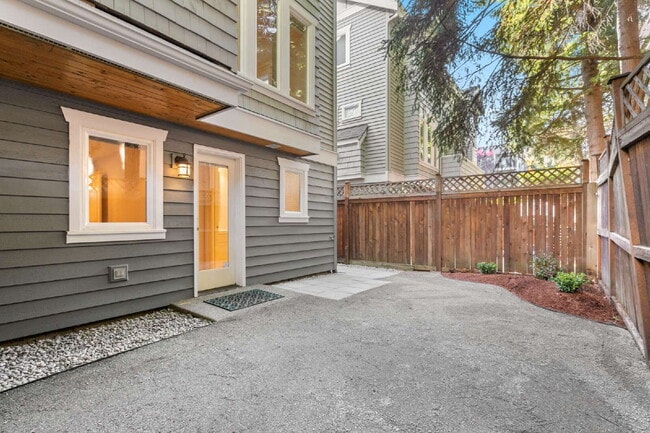 Building Photo - Stunning Capitol Hill Townhome in Prime Seattle Location – 3BR / 3BA Available June 7