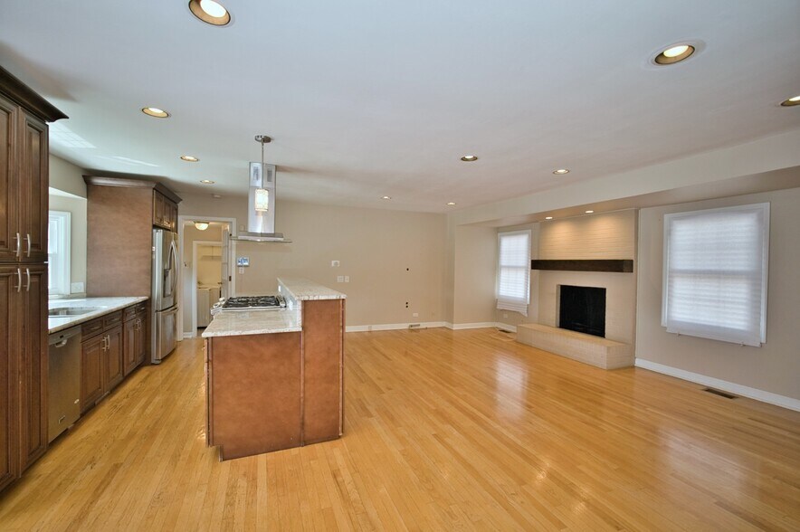 Building Photo - 6700 N Monticello Ave